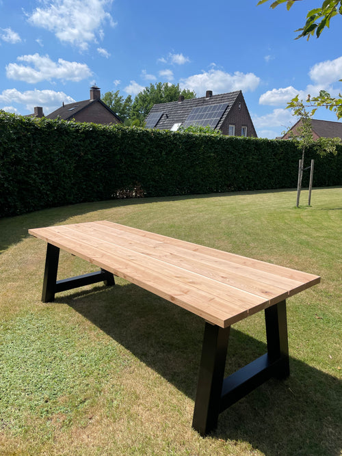 Robuuste Douglas buitentafel met zware planken in tuin — handgemaakt op maat