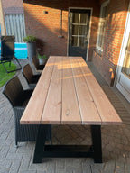 Tafelblad detail van Robuuste Douglas tuintafel — dikke massieve planken