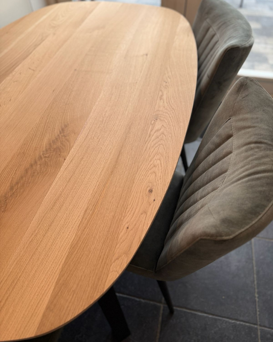 Massief eiken eettafel op maat in een interieur