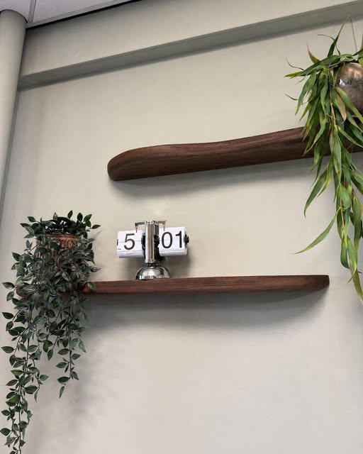 Handgemaakte wandplanken van Daniels Tafels met afgeronde vormen