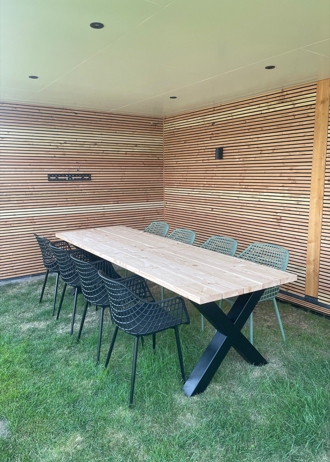 Douglas Robuust buitentafel op overdekt terras — stevige handgemaakte uitvoering
