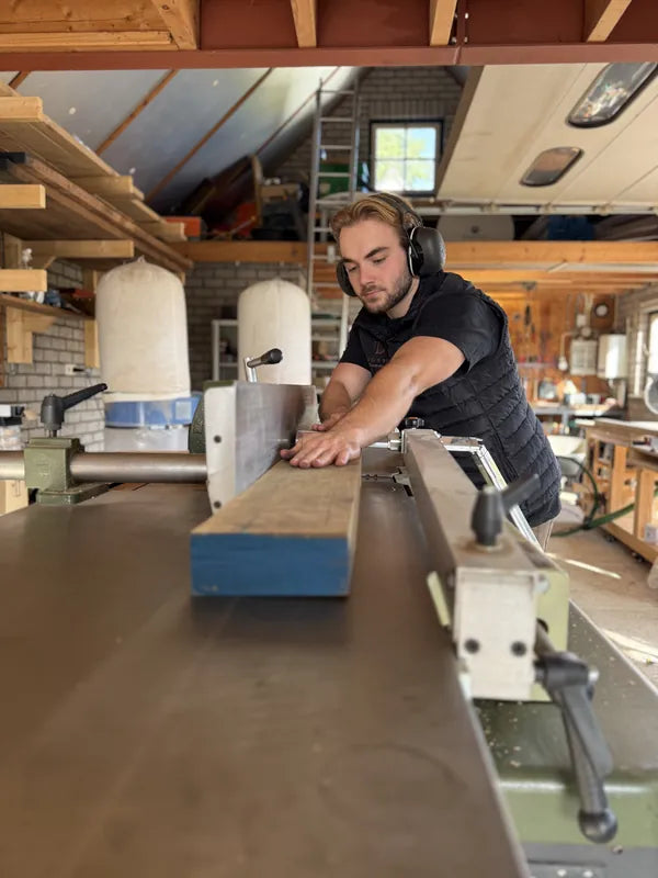 Rick Daniels bewerkt massief hout in zijn werkplaats in Well.
