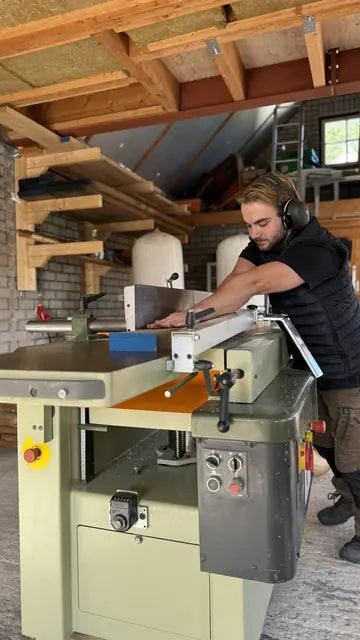 Rick werkt met massief hout in zijn werkplaats.